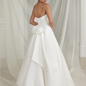 Sophisticated Strapless Cream Wedding Gown - NEVER WORN